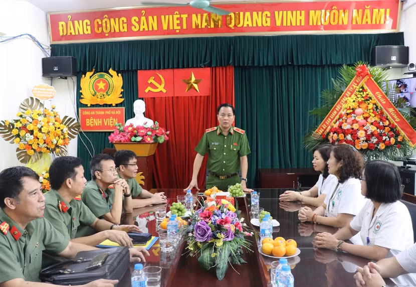 Thiếu tướng Lê Văn Tuân, Phó Giám đốc CATP phát biểu chúc mừng Bệnh viện CATP
