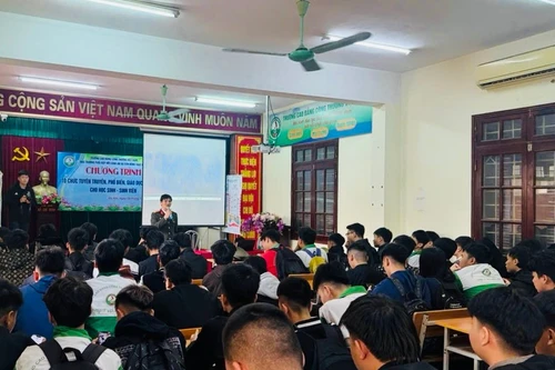 Công an xã Sơn Đồng tuyên truyền phòng ngừa tội phạm và đảm bảo an ninh mạng cho hơn 700 học sinh, sinh viên