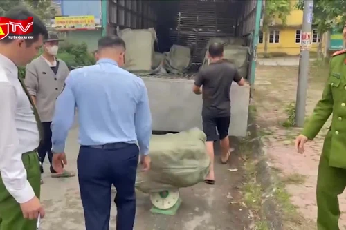 Kiểm tra xe tải, phát hiện 600kg nầm lợn “có vấn đề”