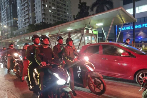 Công an cơ sở tuần tra khép kín ban đêm, giữ vững an ninh trật tự phục vụ Đại hội XIV của Đảng