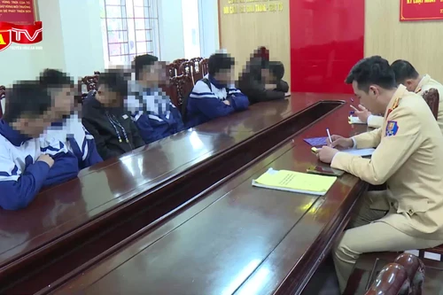 Cảnh sát giao thông xác minh qua camera, xử lý 6 đối tượng không đội mũ bảo hiểm, vượt đèn đỏ