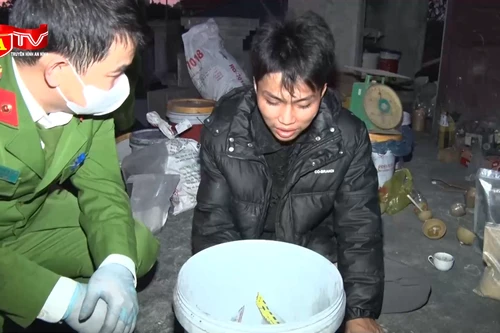 Bắt quả tang đối tượng mua hóa chất trên mạng để sản xuất "hàng cấm"