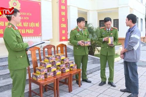 Phát hiện thùng hàng lạ, người dân giao nộp Công an