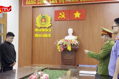 Dùng đũa tấn công tài xế taxi khi xe đang chạy, người đàn ông bị bắt giam