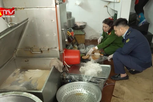 Bên trong cơ sở sản xuất giò chả bằng hàn the tại phố cổ