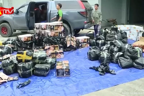 Cận cảnh 2 tấn thực phẩm “trôi nổi” đang trên đường tiêu thụ