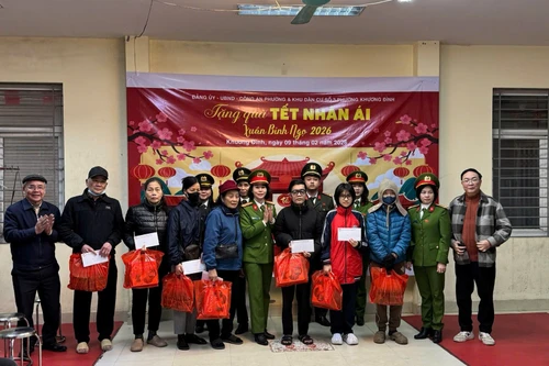 Mang Tết sớm đến khu dân cư: Nghĩa tình từ lực lượng Công an cơ sở