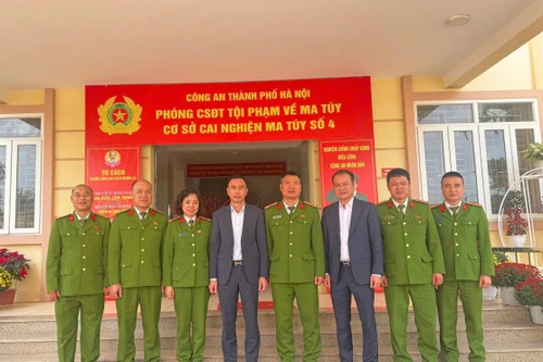 Thượng tá Nguyễn Thế Nhật, Phó Trưởng Phòng Cảnh sát điều tra tội phạm về ma tuý, CATP thăm, kiểm tra công tác ứng trực của CBCS tại Cơ sở cai nghiện ma tuý số 1, TP Hà Nội.