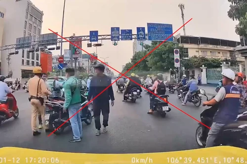 Hai người đánh nhau bằng mũ bảo hiểm giữa đường bị công an mời lên trụ sở làm việc