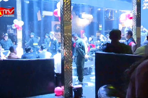 Cận cảnh vụ đột kích quán bar lúc nửa đêm, phát hiện hàng loạt đối tượng liên quan ma túy
