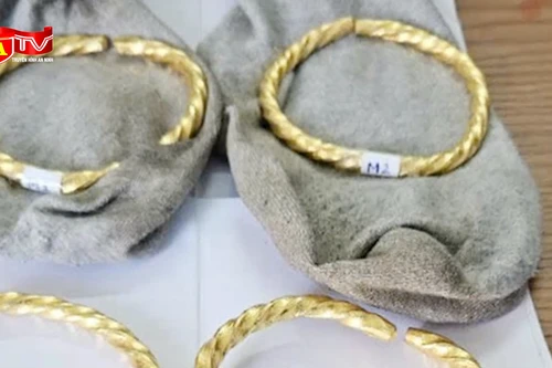 Giấu vòng vàng trong tất chân, người phụ nữ không qua nổi cửa khẩu
