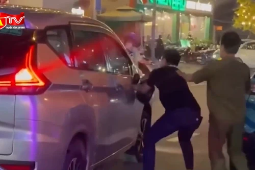 "Thượng đế" hành hung và phá tài sản vì mâu thuẫn với lái xe ô tô công nghệ