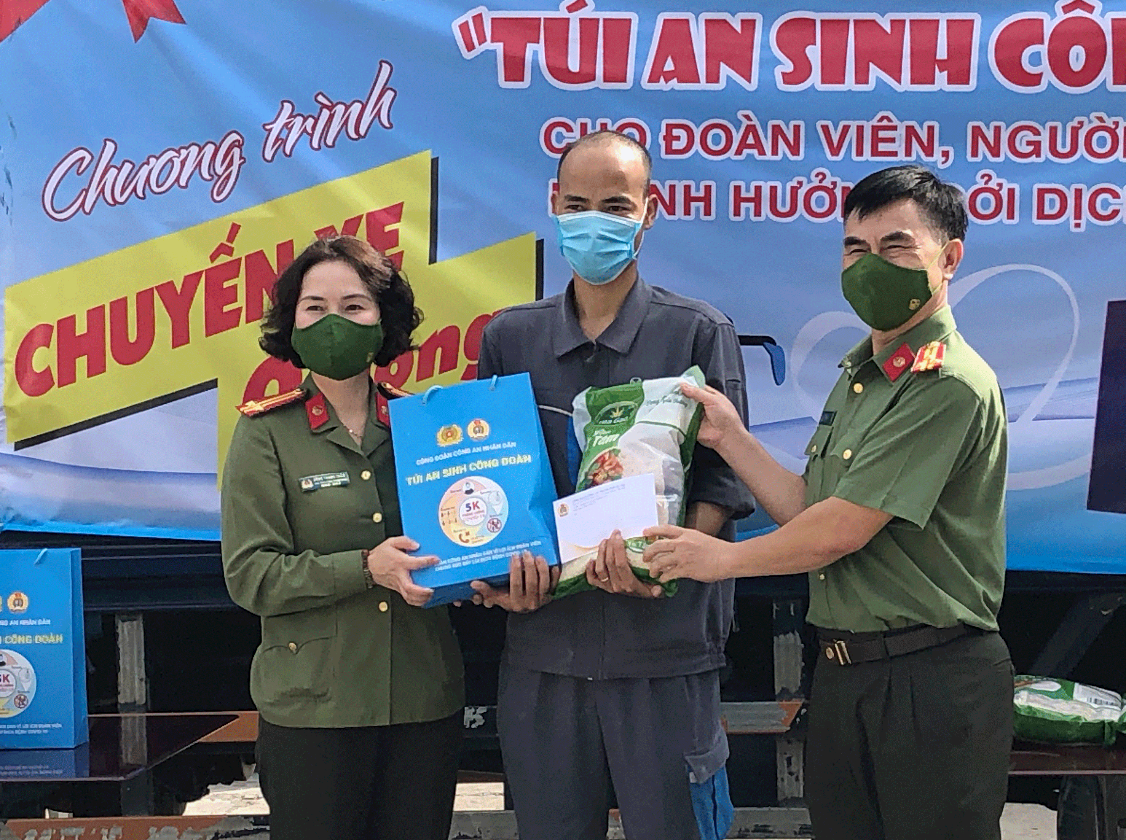 Công đoàn Công an Hà Nội và Công đoàn Công an nhân dân trao tặng quà cho các đoàn viên, người lao động Công ty cách mạnh tháng 8 Công đoàn Công an Hà Nội và Công đoàn Công an nhân dân trao tặng quà cho các đoàn viên, người lao động Công ty cách mạnh tháng 8