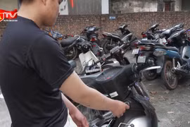 Camera ghi cảnh nhóm đạo chích bẻ khóa xe máy trong tích tắc