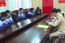 Cảnh sát giao thông xác minh qua camera, xử lý 6 đối tượng không đội mũ bảo hiểm, vượt đèn đỏ