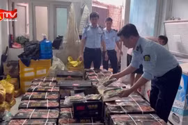 Bên trong cơ sở chứa gần 1 tấn xúc xích "ngoại" không giấy tờ