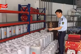 Cận cảnh kho rượu men lá khổng lồ không giấy tờ "ẩn" trong khu dân cư