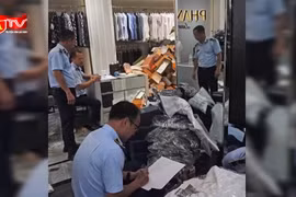 Cận cảnh gần 2.000 sản phẩm nghi hàng giả tại cửa hàng thời trang lớn