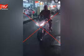 Xử phạt người hóa trang Deadpool chạy mô tô phân khối lớn vi phạm giao thông