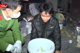 Bắt quả tang đối tượng mua hóa chất trên mạng để sản xuất "hàng cấm"