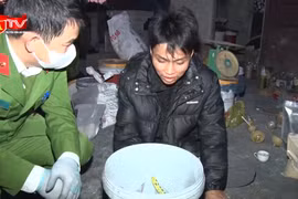 Bắt quả tang đối tượng mua hóa chất trên mạng để sản xuất "hàng cấm"