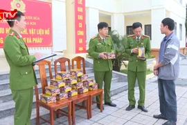 Phát hiện thùng hàng lạ, người dân giao nộp Công an