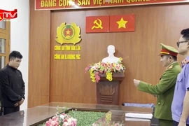 Dùng đũa tấn công tài xế taxi khi xe đang chạy, người đàn ông bị bắt giam