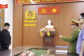 Dùng đũa tấn công tài xế taxi khi xe đang chạy, người đàn ông bị bắt giam