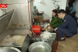 Bên trong cơ sở sản xuất giò chả bằng hàn the tại phố cổ