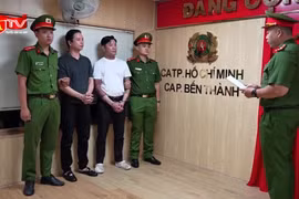 Siêu xe Bentley va chạm, lái xe bị bắt vì gây rối