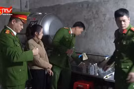 Cận cảnh dây chuyền "chế" giấm gạo từ axit công nghiệp và nước