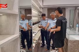 Hà Nội: Kiểm tra cửa hàng thời trang, phát hiện loạt hàng hiệu nghi giả mạo