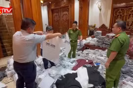 Cận cảnh kho quần áo giả nhãn hiệu trị giá hơn 4 tỷ đồng