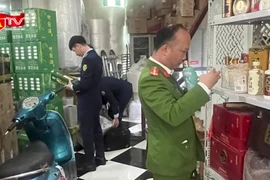 Cận cảnh cơ sở kinh doanh luôn kín cửa, chất kín hơn 2.200 chai rượu ngoại nhập lậu