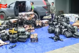 Cận cảnh 2 tấn thực phẩm “trôi nổi” đang trên đường tiêu thụ