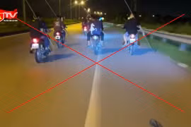 Triệu tập 16 "quái xế" mang dao phóng lợn, dàn hàng ngang gây rối trên đường
