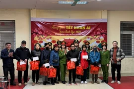 Mang Tết sớm đến khu dân cư: Nghĩa tình từ lực lượng Công an cơ sở