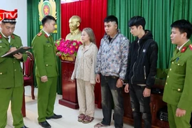 Từ lời hứa xin việc đến bị ép làm nhân viên quán karaoke