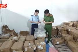 Cận cảnh dây chuyền pha chế bột gia vị mì tôm giả nhãn hiệu