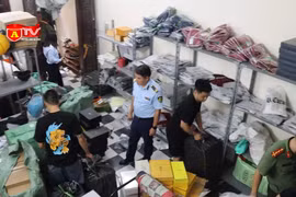 Đột kích “kho” hàng hiệu giả trong ngõ nhỏ Hà Nội, thu giữ hơn 700 sản phẩm