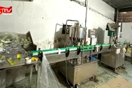 Cận cảnh dây chuyền pha chế dấm giả từ nước lã và axit công nghiệp