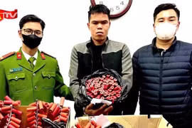 "Ôm" 7kg pháo nổ để chơi Tết, đối tượng bị tóm gọn