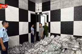 Đột kích kho giày giả nhãn hiệu trị giá hơn 1,2 tỷ đồng chuyên bán qua mạng