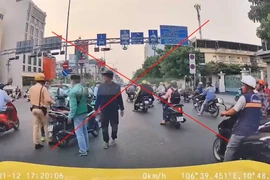 Hai người đánh nhau bằng mũ bảo hiểm giữa đường bị công an mời lên trụ sở làm việc