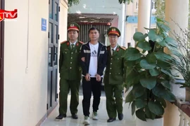 Vạch trần chiêu trò “hô biến” nước giặt trôi nổi thành hàng ngoại