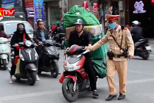 Camera AI "soi" shipper che biển số "né" phạt nguội