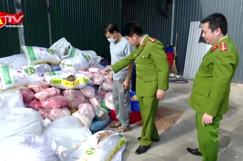 “Chặn” hơn 2 tấn mỡ, bì lợn ôi thiu chuẩn bị ra thị trường