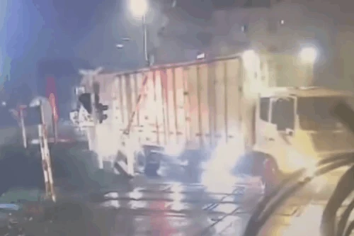 Nguy cơ chết người từ thói quen vượt ẩu tại đường ngang đường sắt