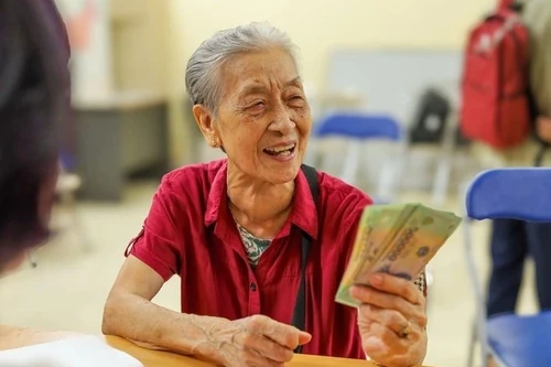 Tặng quà Tết với mức 300.000 đồng cho người hưởng lương hưu, trợ cấp mất sức lao động 