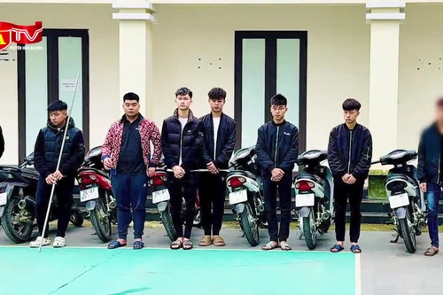 Triệu tập 12 thanh thiếu niên mang hung khí, ống sắt diễu phố 